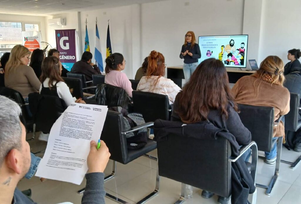 La Dra. Noor Jiménez Abraham en el curso para docentes sobre Otras masculinidades - Foto SMPDGYD