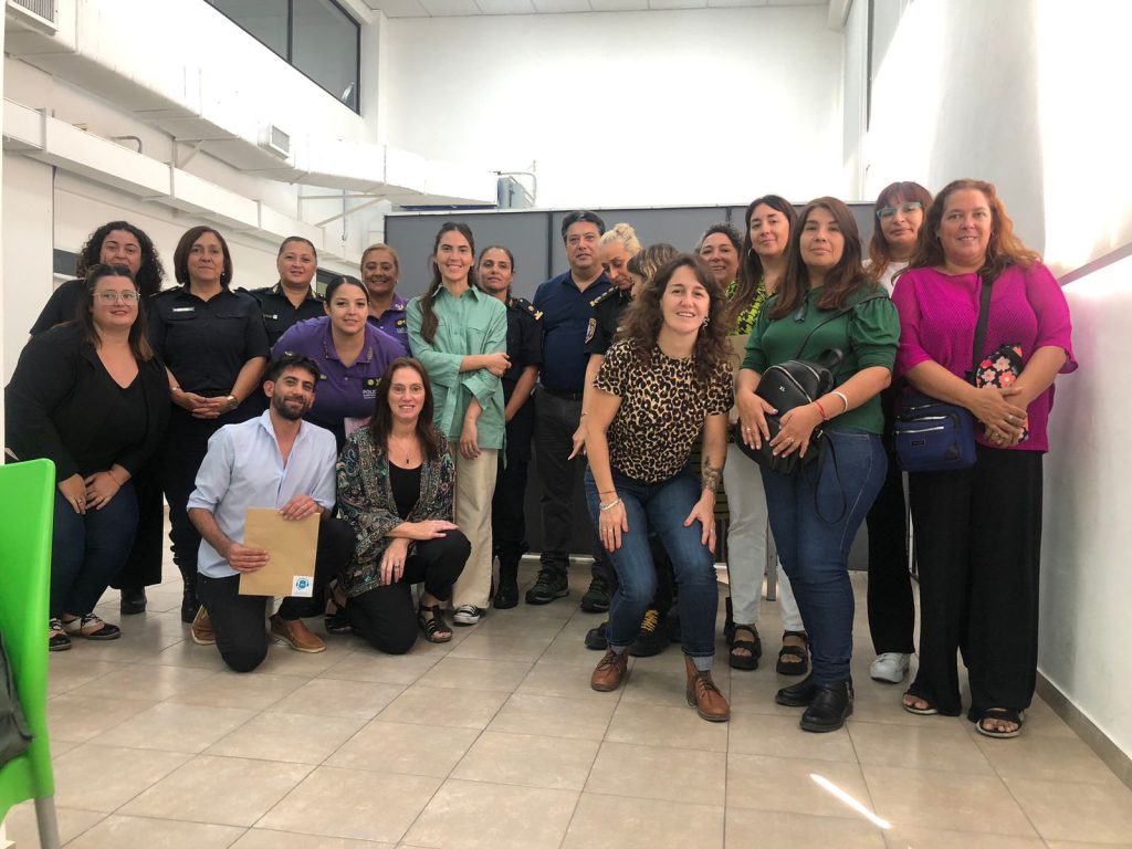 Trabajamos con Ministerios de Seguridad y de Mujeres y Diversidad PBA. Profundizamos conocimientos de herramientas técnicas y operativas para el funcionamiento de la aplicación para celulares del botón antipánico