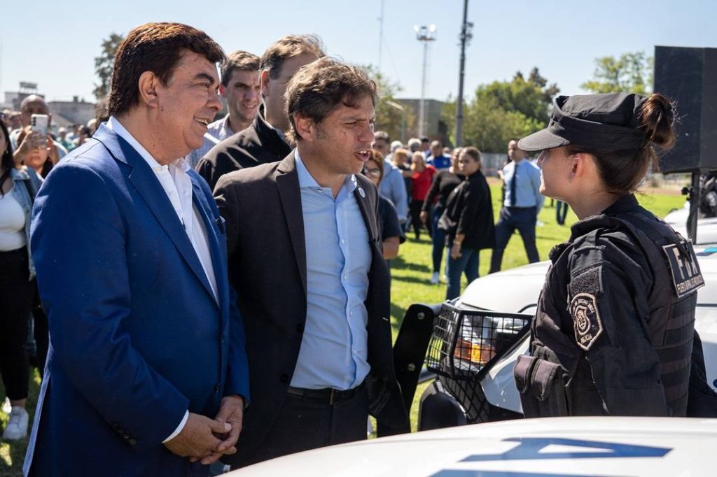 Intendente Fernando Espinoza y Gobernador Axel Kicillof en entrega de 40 patrulleros
