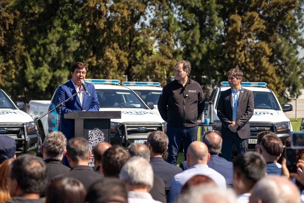Intendente Fernando Espinoza y Gobernador Axel Kicillof en entrega de patrulleros