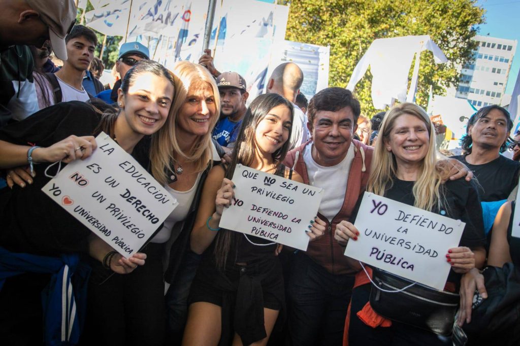 Intendente de La Matanza, Fernando Espinoza, en marcha universitaria en defensa de la educación pública
