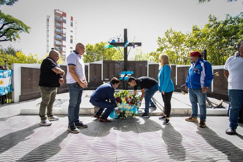 El intendente Fernando Espinoza realiza una ofrenda floral en el monumento de Malvinas