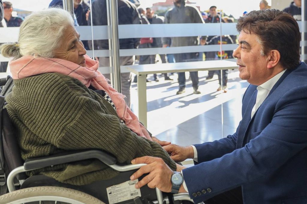 El intendente Fernando Espinoza visitó el Hospital René Favaloro, de Rafael Castillo