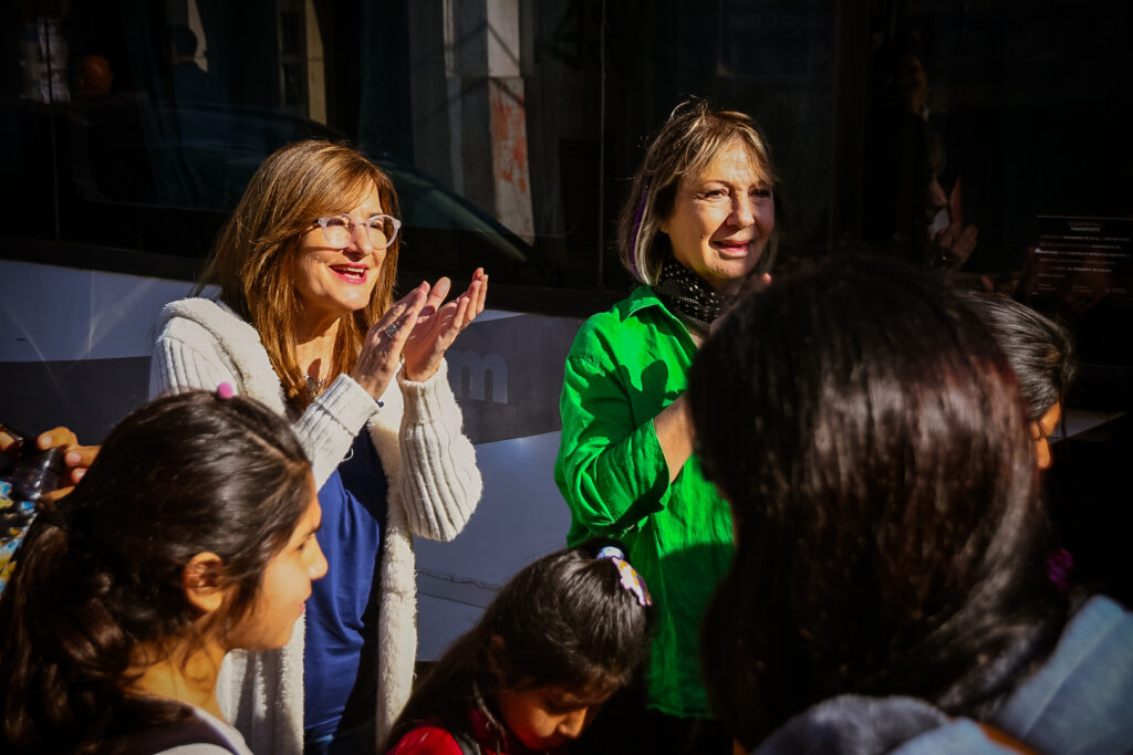 La ministra Estela Díaz y la secretaria Liliana Hendel saludaban a un contingente que viajaba a Chapadmalal mediante el programa Mar para Todas.