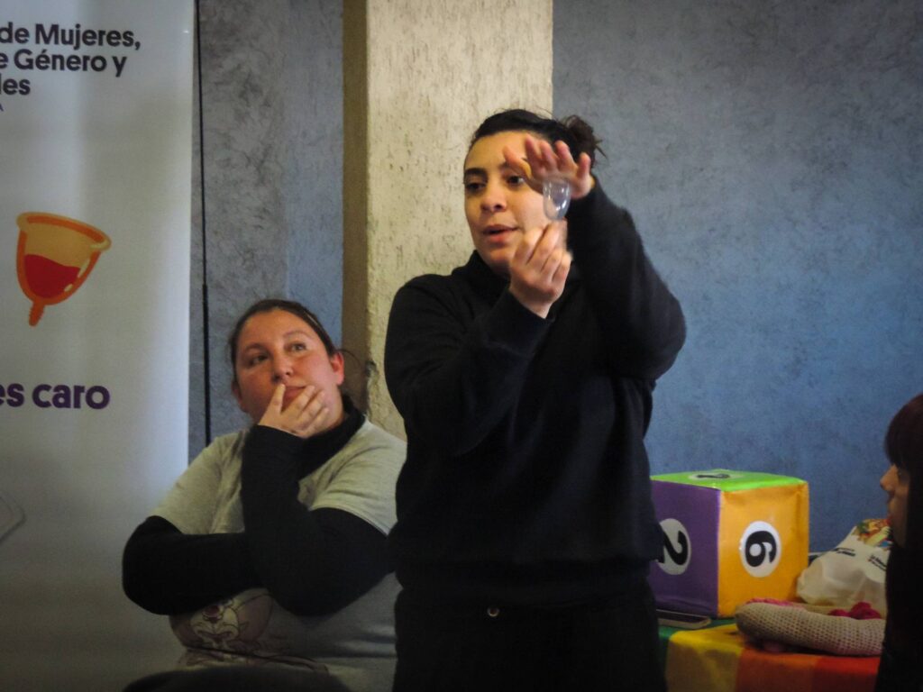 Taller de Gestión Menstrual en el Club San Petersburgo