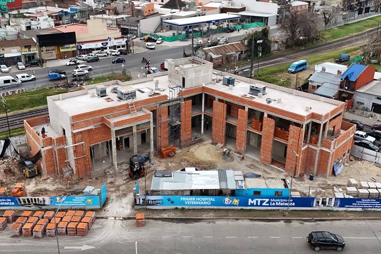 Recorrida por las obras del hospital veterinario en La Matanza