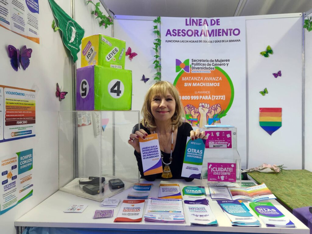 Liliana Hendel en stand de la Secretaría en la Feria del Libro de La Matanza