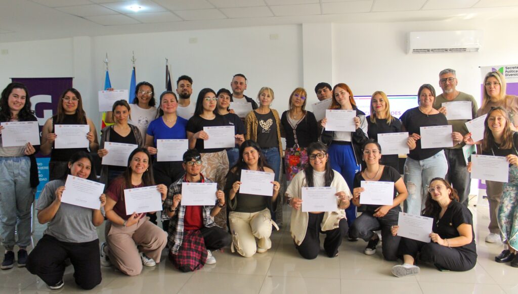 Entrega certificados curso para docentes sobre Otras Masculinidades son posibles