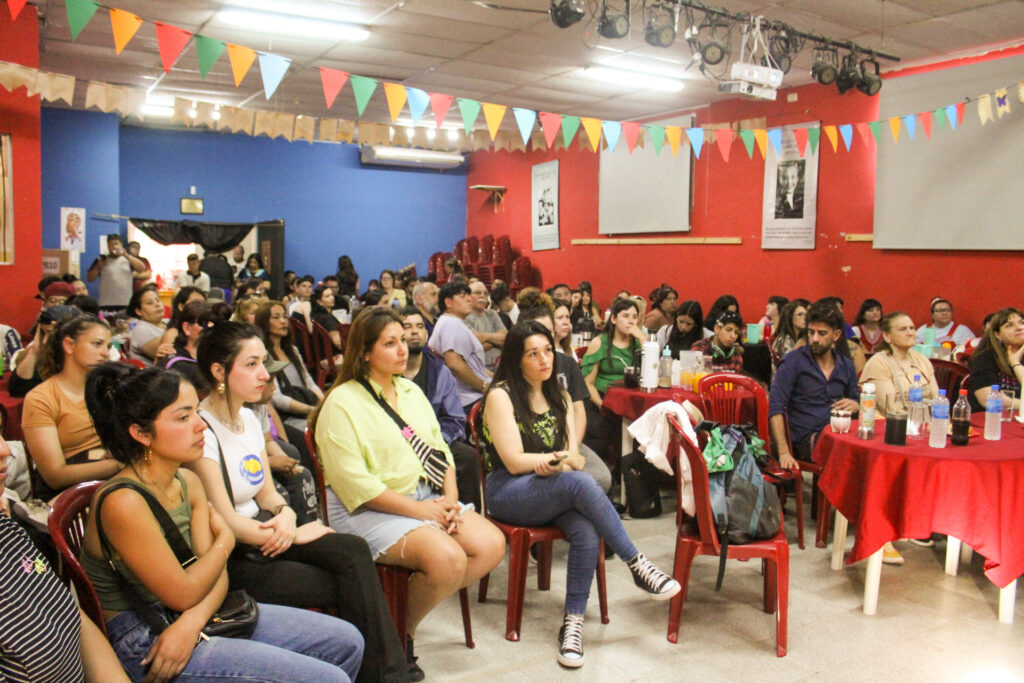 Proyección documental Las Muchachas, de Alejandra Marino
