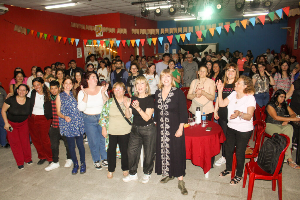 Proyección documental Las Muchachas, de Alejandra Marino
