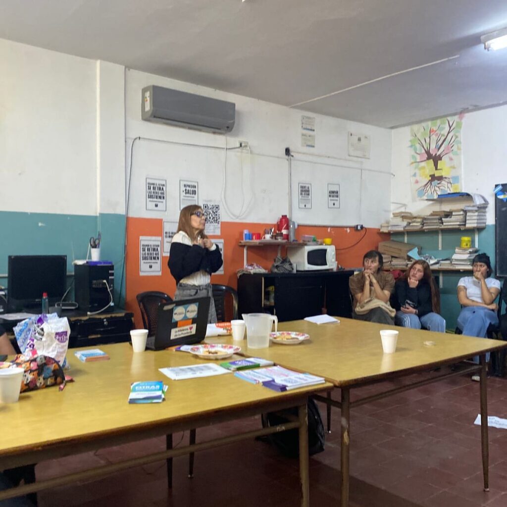 Taller sobre Noviazgos sin Violencia en la Casa de la Cultura El Hornero