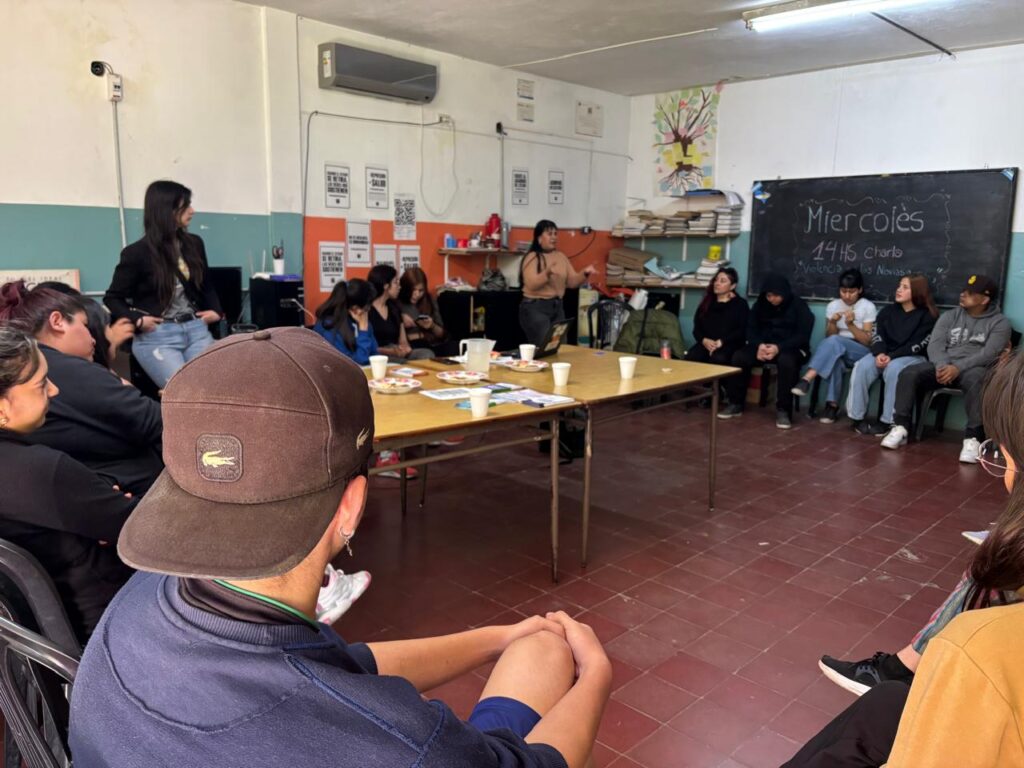 Taller sobre Noviazgos sin Violencia en la Casa de la Cultura El Hornero