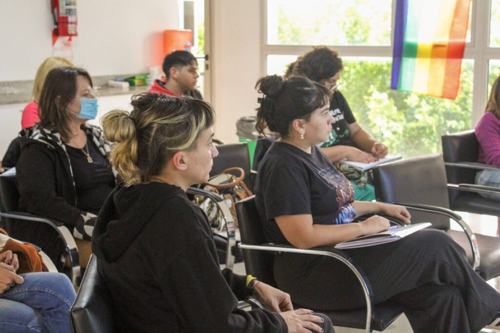 César Ponte en el curso para docentes Historia del Movimiento LGBT+ en La Matanza