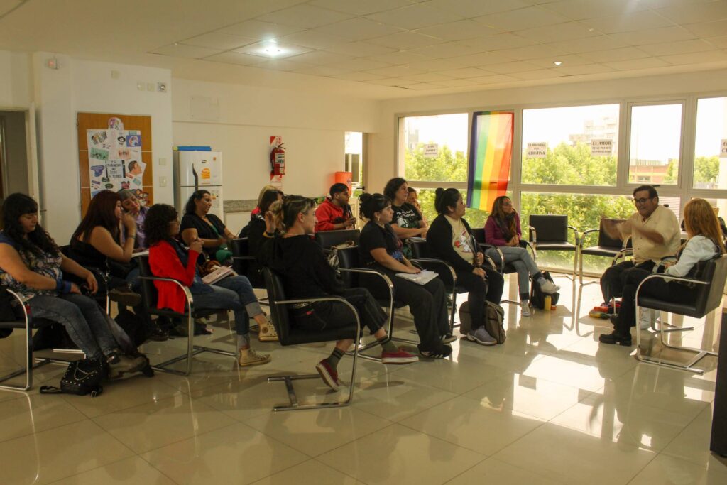 César Ponte en el curso para docentes Historia del Movimiento LGBT+ en La Matanza