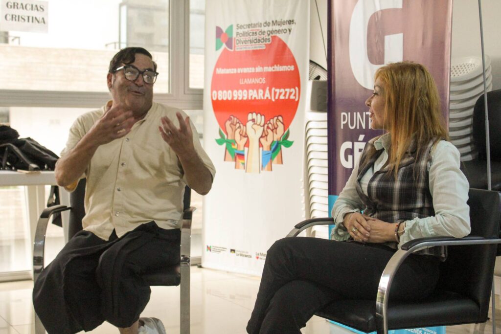 César Ponte en el curso para docentes Historia del Movimiento LGBT+ en La Matanza