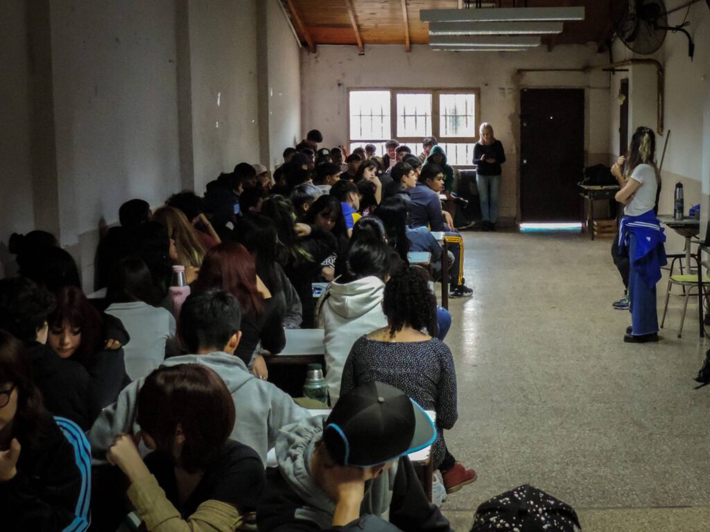 Taller de ESI en la Escuela N° 102, González Catán, el 08-05-2025