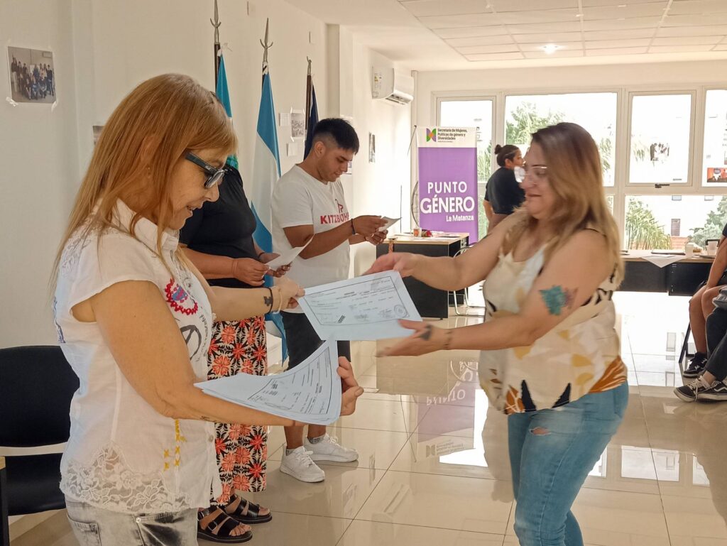 Entrega de certificados de cursos a docentes 2025