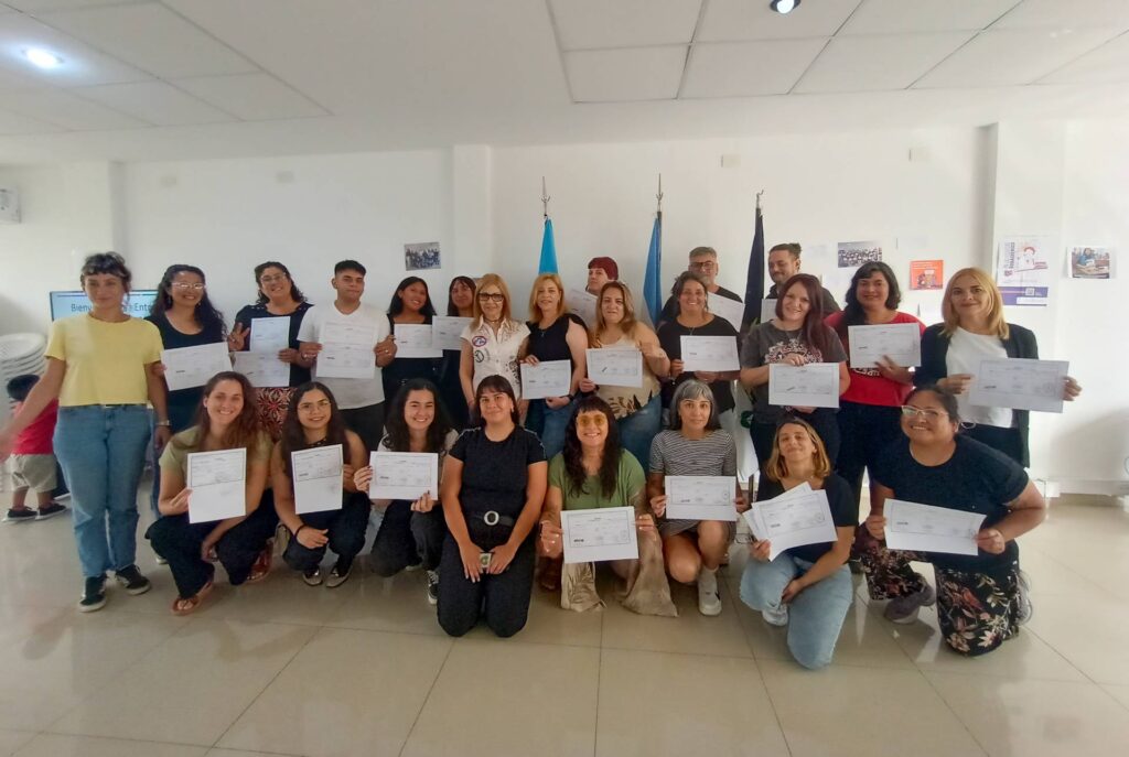 Entrega de certificados de cursos a docentes 2025