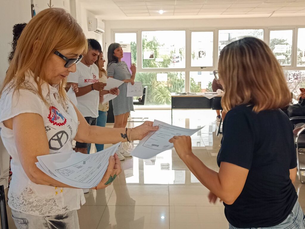 Entrega certificados a docentes por participar en cursos con puntaje