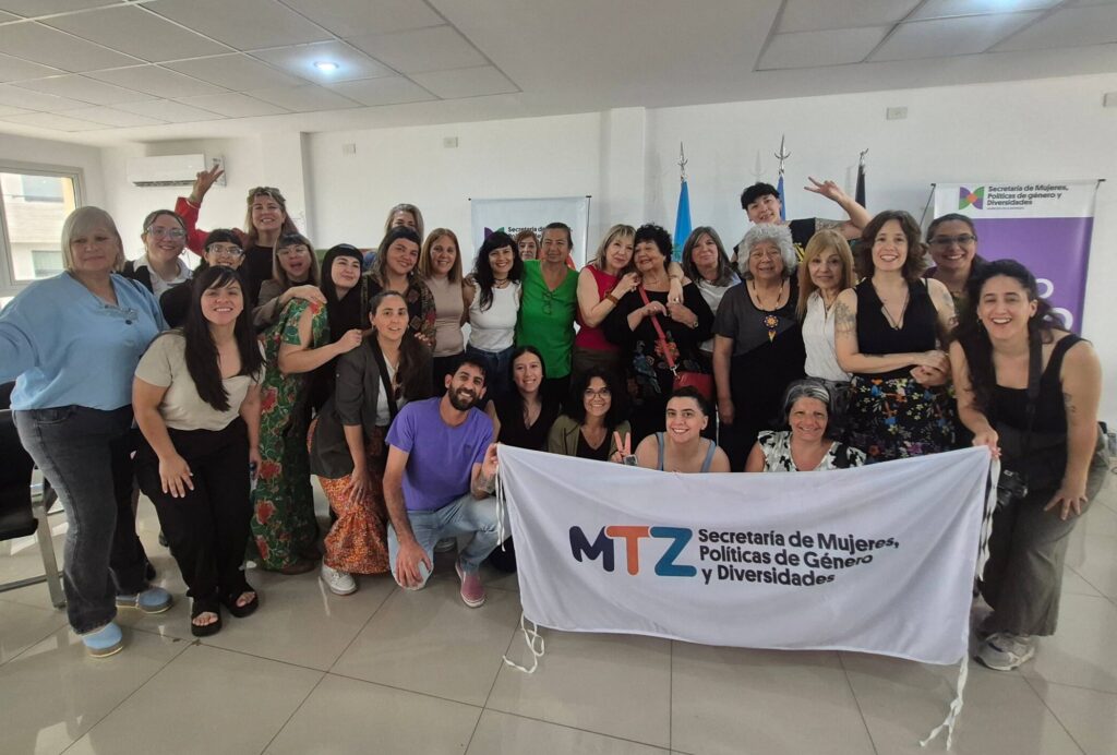 Foto grupal del equipo de la Secretaría junto a Dora Barrancos