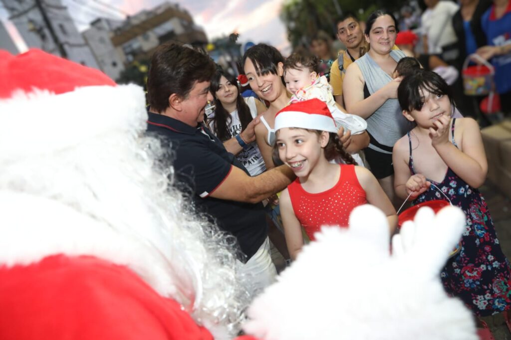 Papá Noel entrega de regalos en La Matanza por Navidad