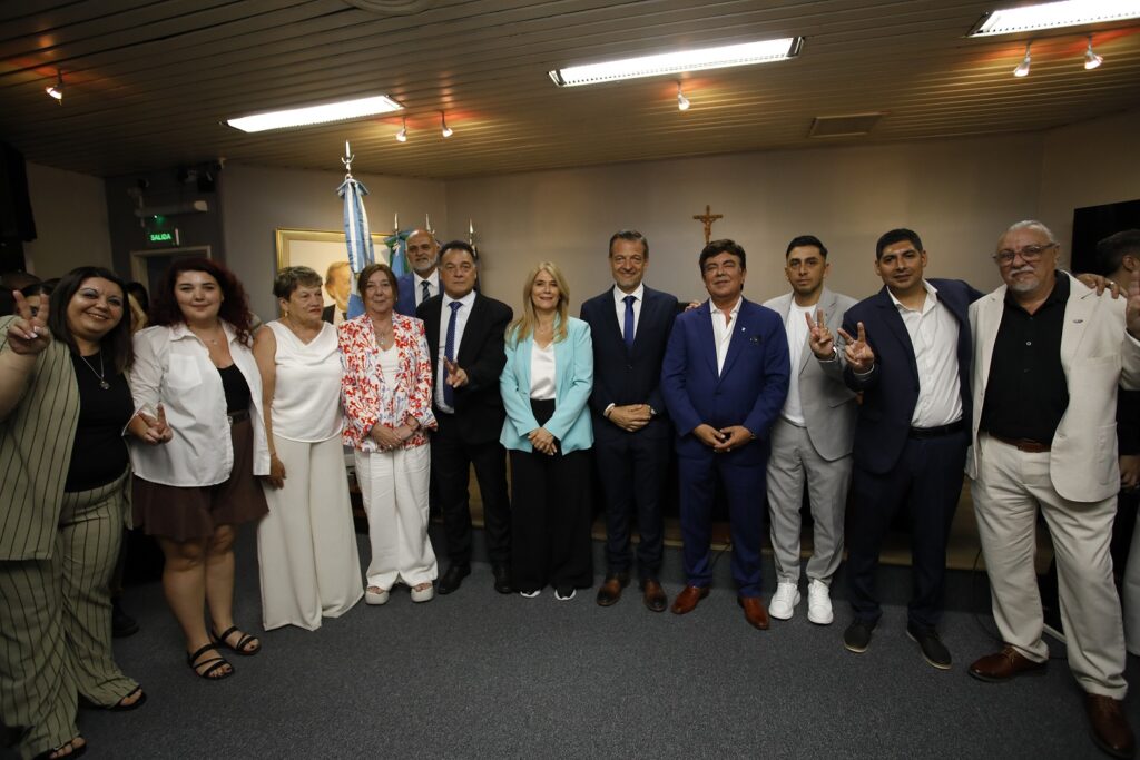 Fernando Espinoza y Verónica Magario en asunción de nuevos concejales de La Matanza