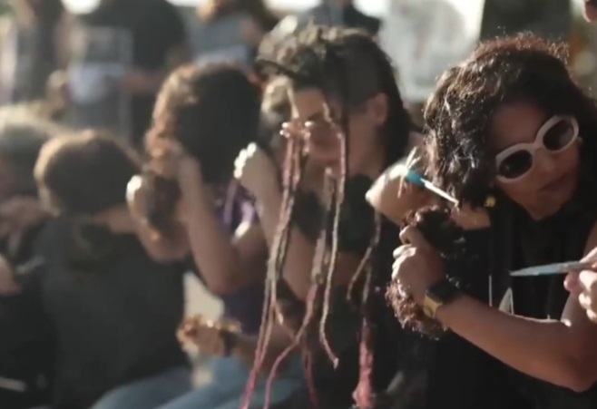 Corte cabello en protesta por el asesinato de joven iraní Masha Amini