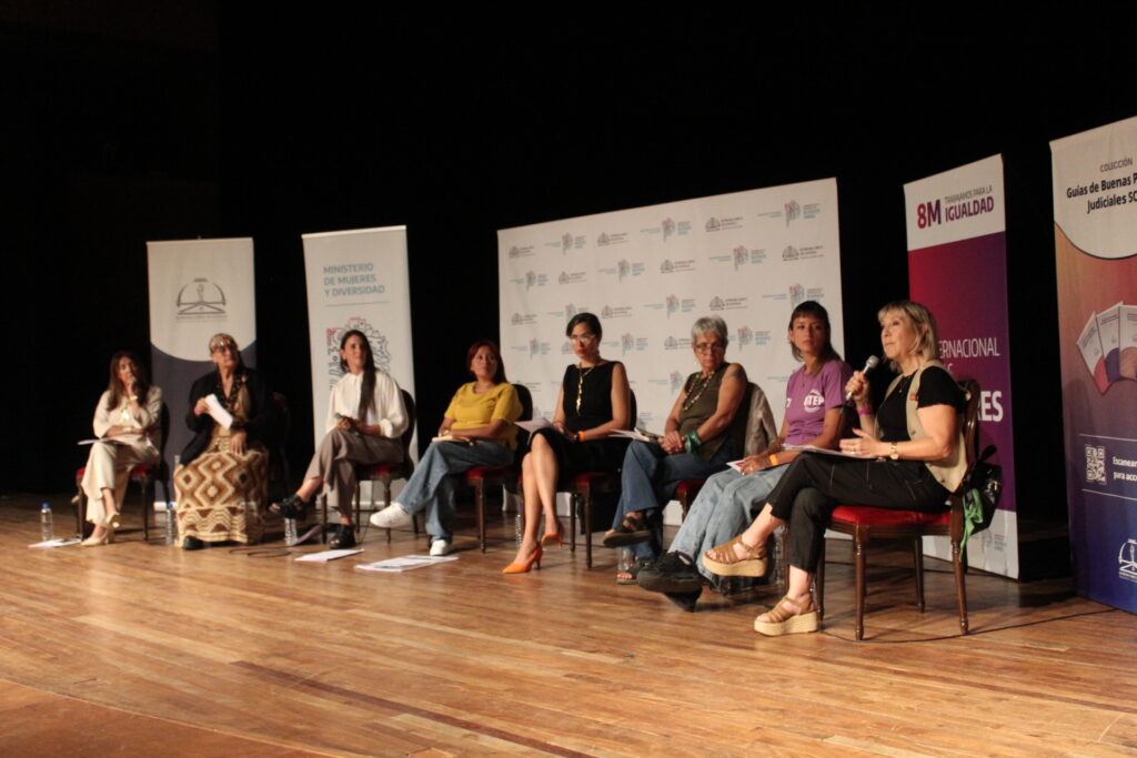 8M Disertación de la secretaria Liliana Hendel en Jornada en Teatro Argentino