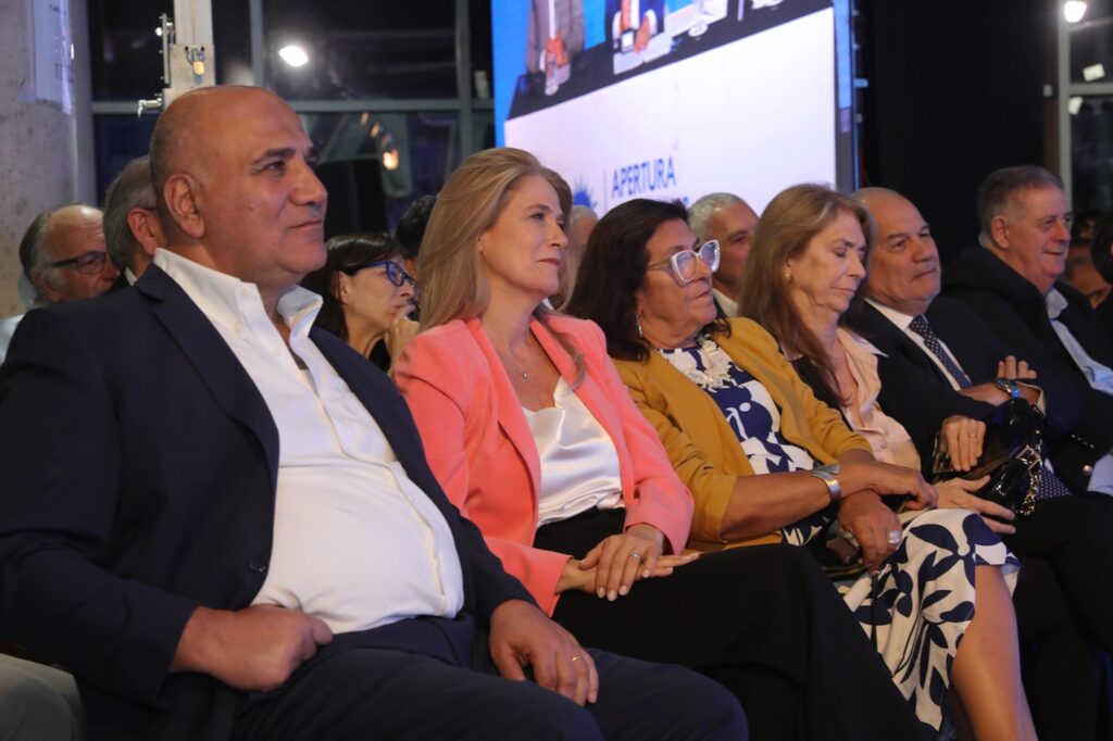 Verónica Magario escucha a Fernando Espinoza en apertura de sesiones del HCD de La Matanza