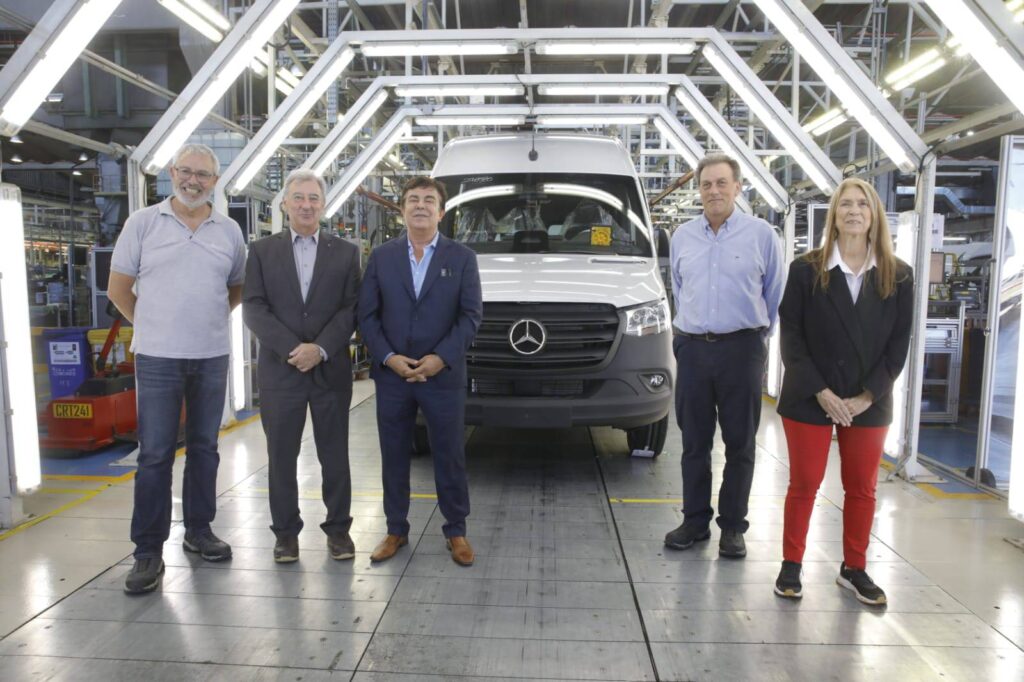 El intendente Fernando Espinoza en el Centro Industrial Fangio, en Virrey del Pino