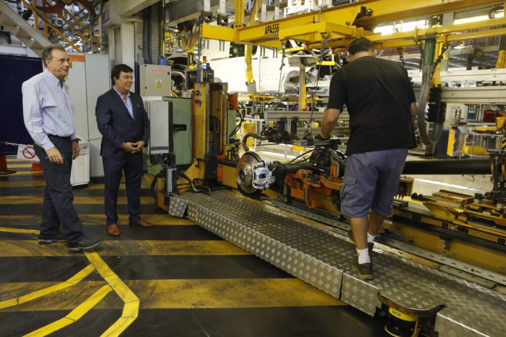 El intendente Fernando Espinoza en el Centro Industrial Fangio, en Virrey del Pino