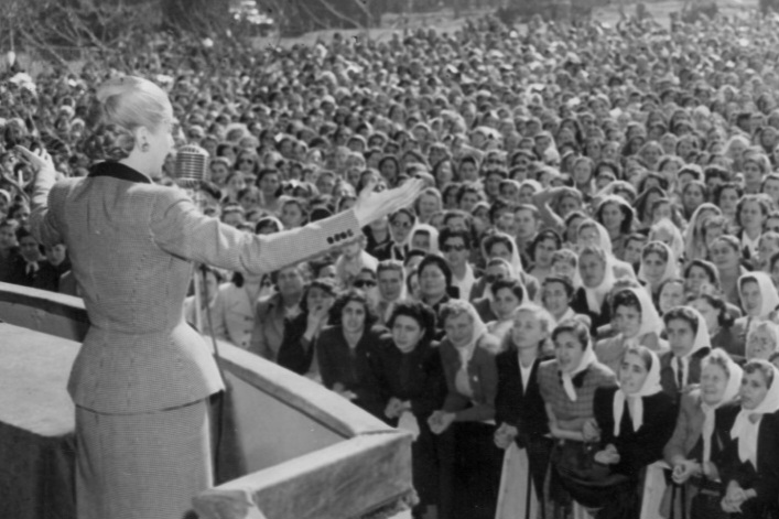 Evita dando un discurso