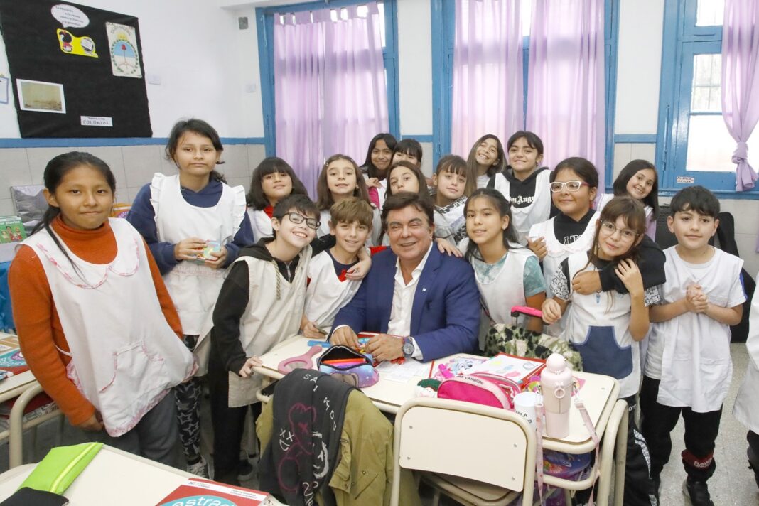 Entrega de libros y manuales a estudiantes de La Matanza