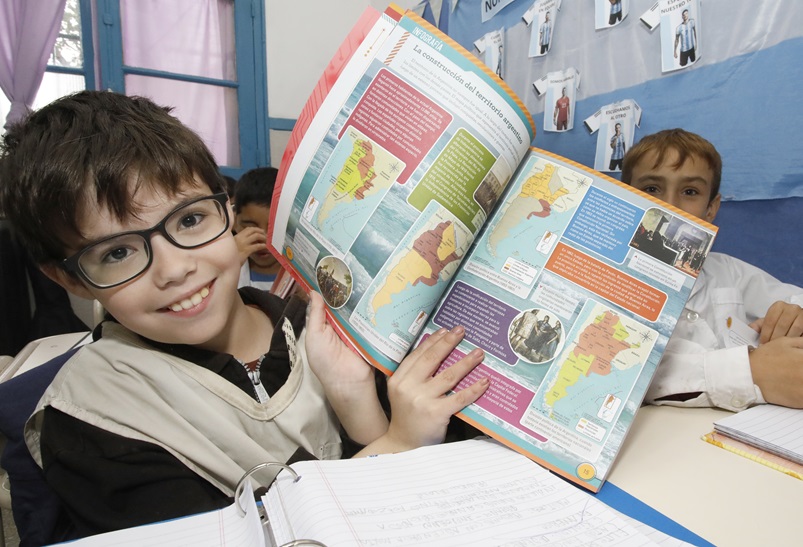 Entrega de libros y manuales a estudiantes de La Matanza