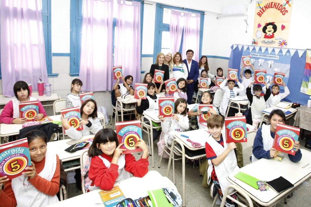 Entrega de libros y manuales a estudiantes de La Matanza