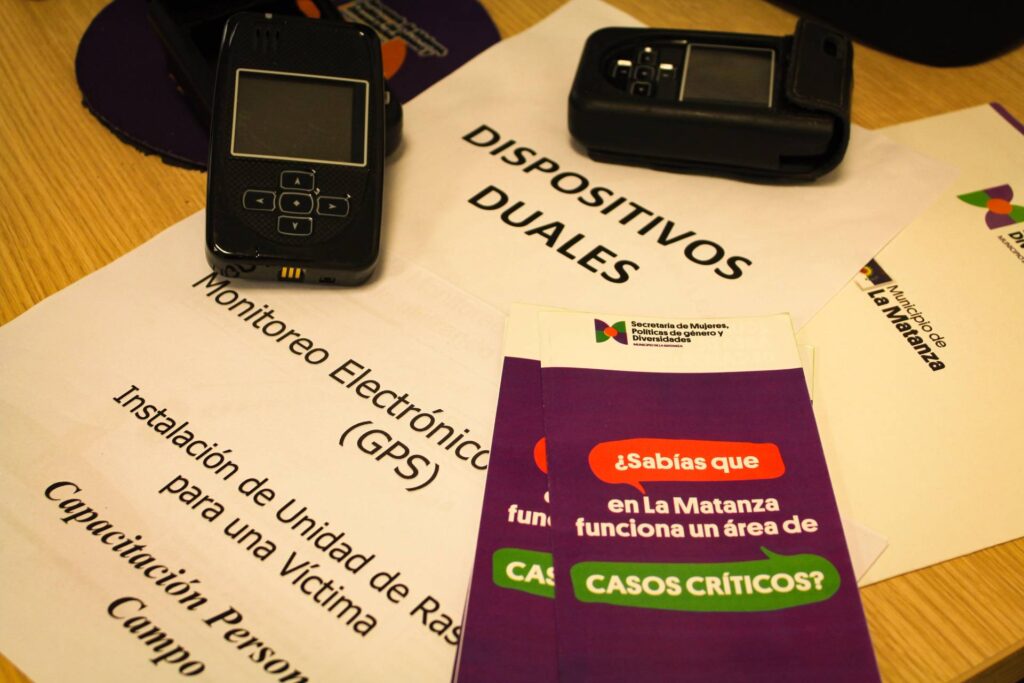 Dispositivo dual y folletería de Casos Críticos y Alto Riesgo