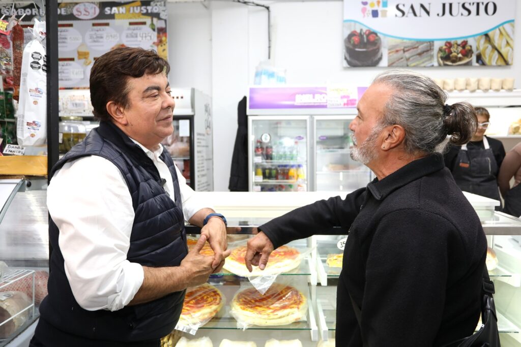 Fernando Espinoza con comerciantes y vecinos, La Matanza