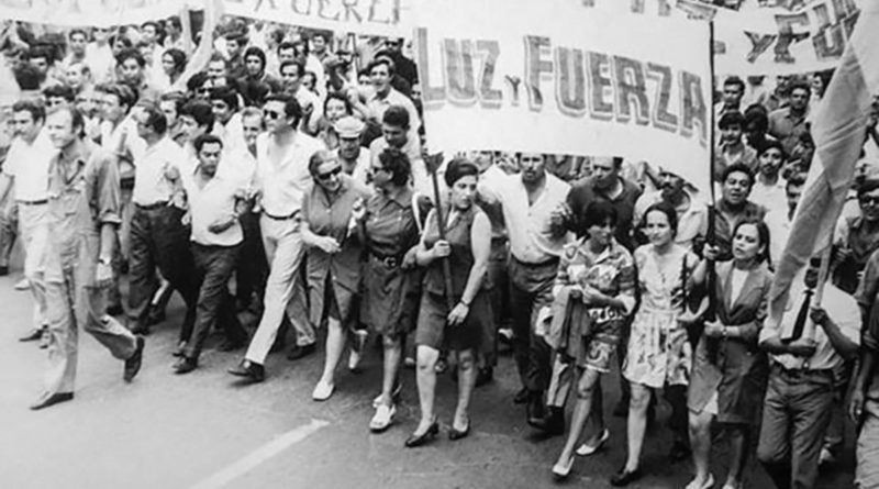 Imagen completa donde se observan mujeres al frente de la marcha.