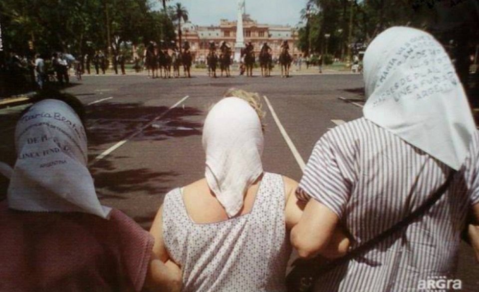 Madres de Plaza de Mayo 1976 y 2001 respectivamente
