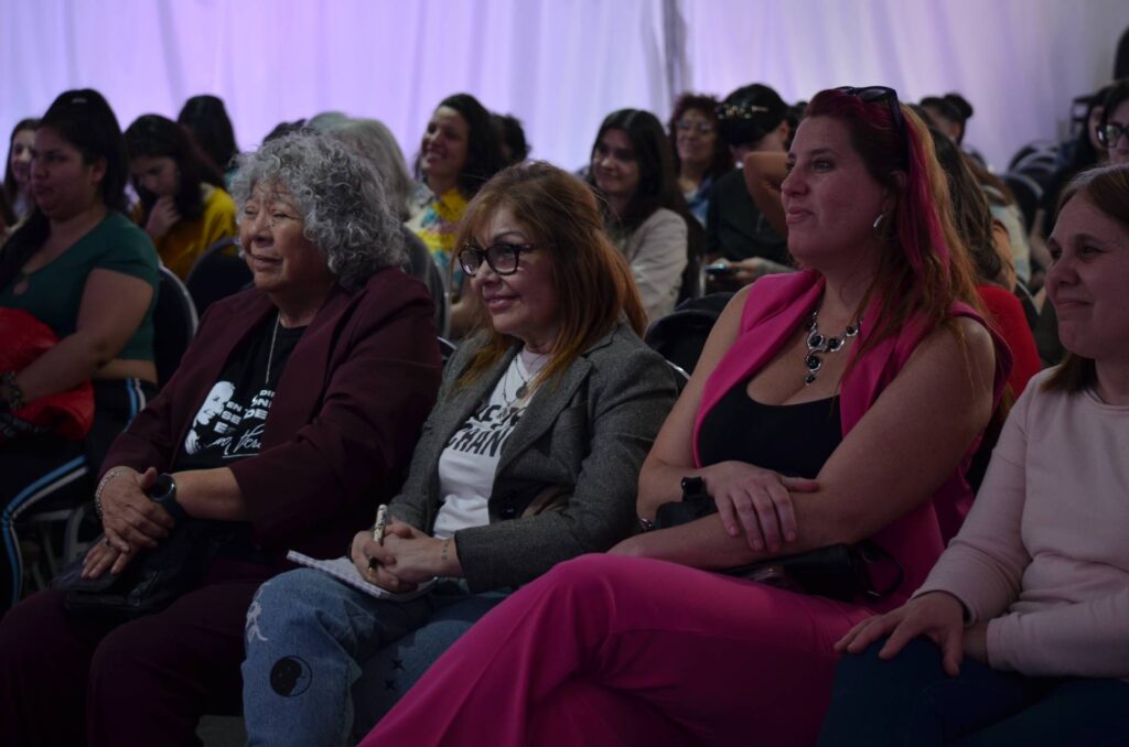 Charla Feminismos sin fronteras, en la 19 Feria del Libro de La Matanza. Liliana Hendel, Marita Perceval y María Elena Naddeo