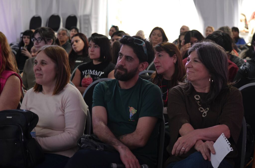 Charla Feminismos sin fronteras, en la 19 Feria del Libro de La Matanza. Liliana Hendel, Marita Perceval y María Elena Naddeo