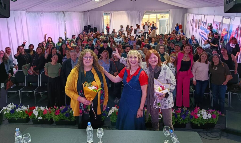 Charla Feminismos sin fronteras, en la 19 Feria del Libro de La Matanza. Liliana Hendel, Marita Perceval y María Elena Naddeo