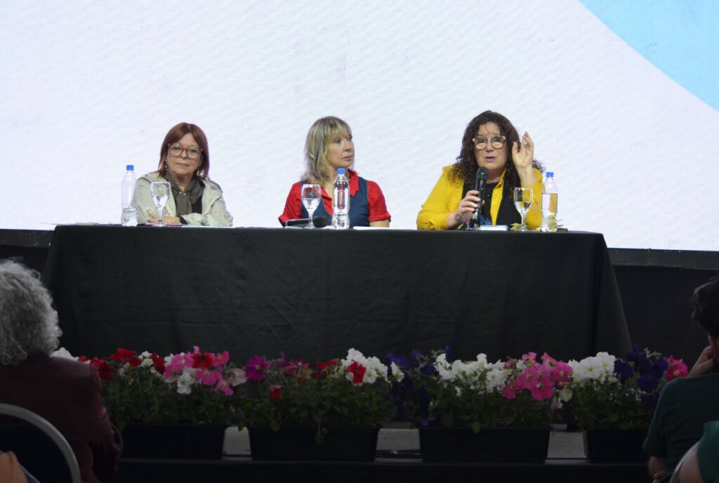 Charla Feminismos sin fronteras, en la 19 Feria del Libro de La Matanza. Liliana Hendel, Marita Perceval y María Elena Naddeo