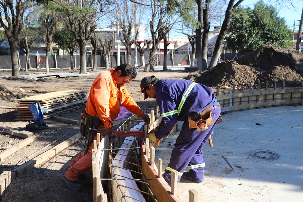 Obras en la plaza Hipólito Yrigoyen, de Casanova